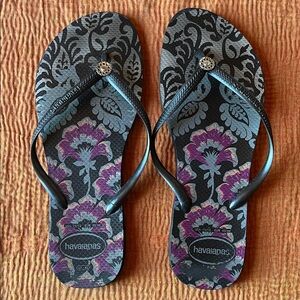 Havaianas Women's Black Flip Flops with Purple Floral Paisley Print 🌺🌴